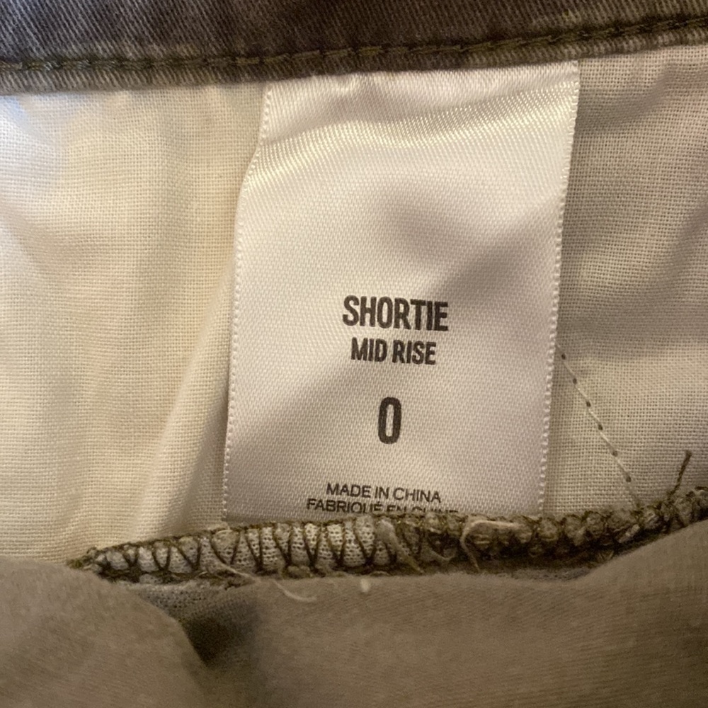 EXPRESS Camo Mid Rise Cargo Shorts - Picture 4 of 7